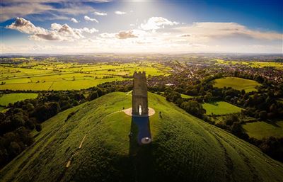 Glastonbury Tor und Stadt im Hintergrund